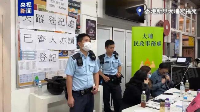 大埔火灾已致40人遇难，香港警方以涉嫌误杀罪拘捕3人 工程公司负责人被捕