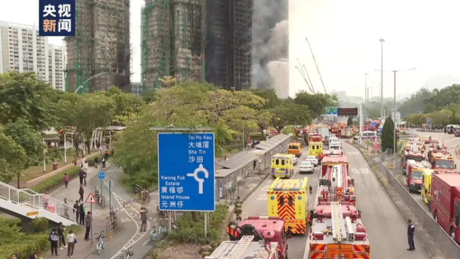 香港起火大樓已無(wú)大面積明火 救援仍在緊張進(jìn)行