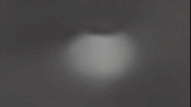 專家辟謠貴陽上空現(xiàn)UFO：丁達(dá)爾效應(yīng) 探照燈引發(fā)奇幻景象