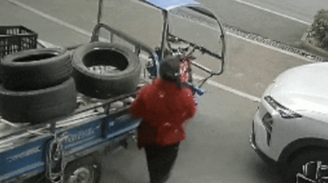 老人清晨汽修店门口偷走三轮胎 店主盼归还!