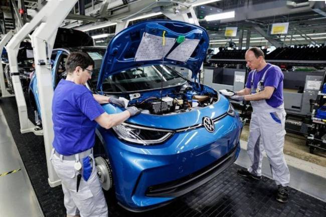 普京亲自带货：中国电动汽车不香吗？欧洲汽车工业正在崩溃