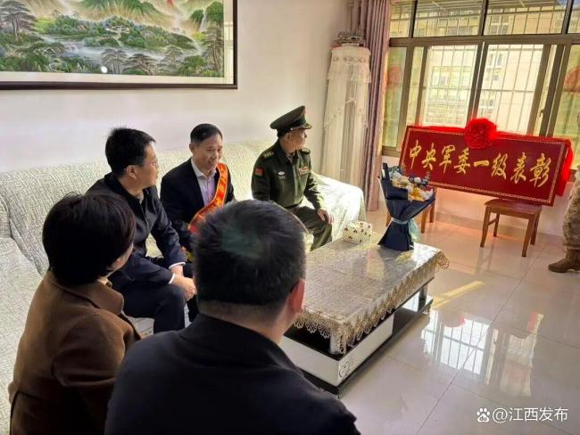 現(xiàn)役軍人陶奇獲中央軍委一級(jí)表彰 英雄城的驕傲