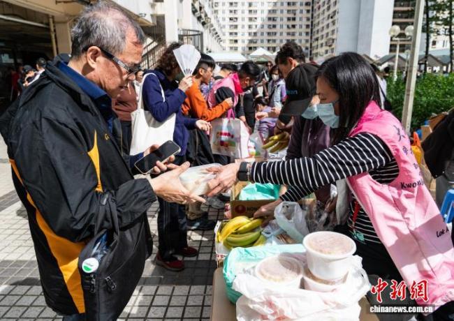 香港市民带着鲜花到大火现场悼念!