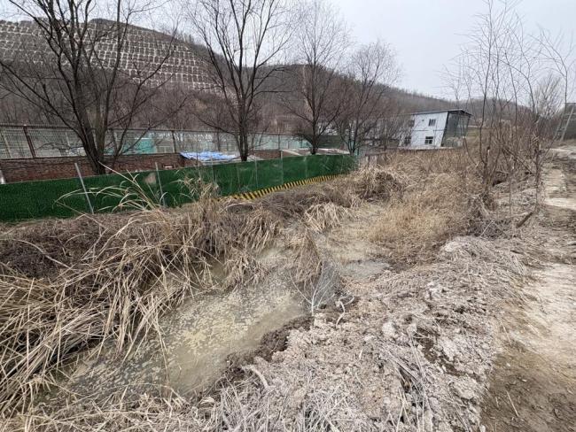 延安一動(dòng)物園圍墻倒塌遭水漫數(shù)月:籠舍泡水后結(jié)冰，獅熊等過(guò)冬遇困 安全隱患亟待解決