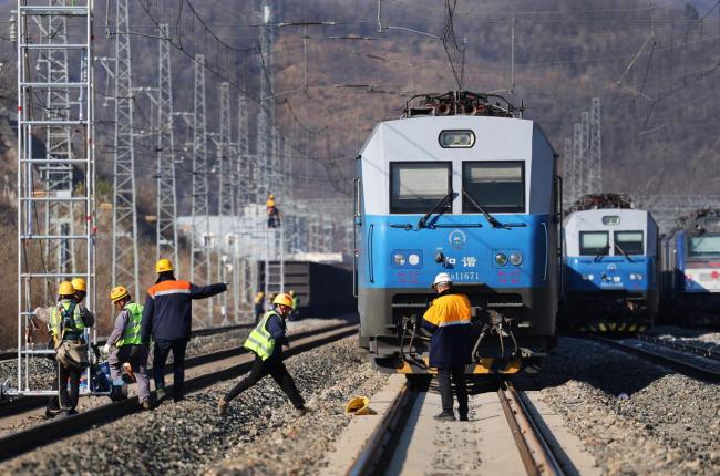 高空电力工人丝滑“速降”检修 寒风中的守护者