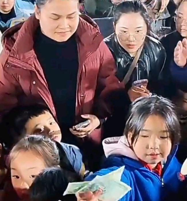 群众挤满村超球场捐款支援香港 情谊深厚共渡难关