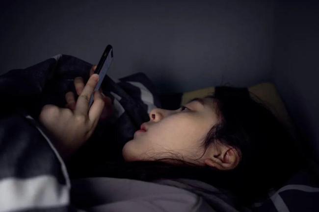 为什么工作越辛苦、越累，你就越想熬夜？评估后者持续报复的情况