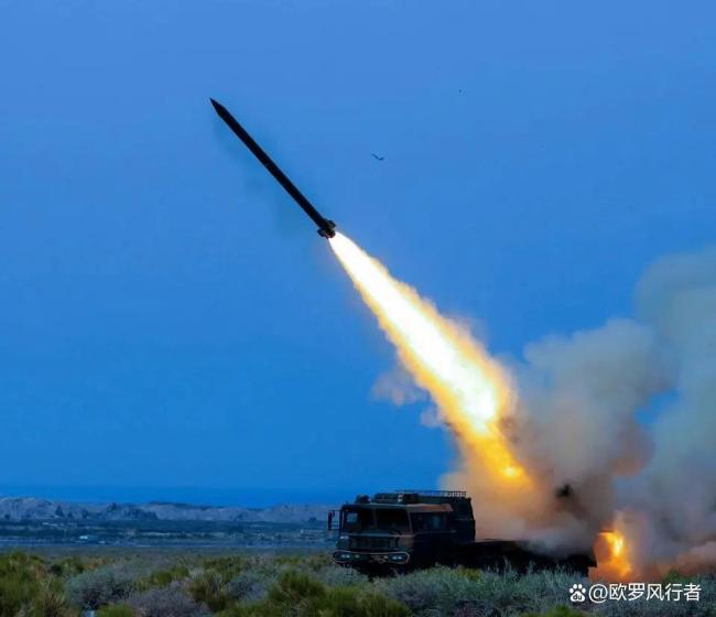 解放军远火对海射击精准命中小木板 展现卓越精度与威力