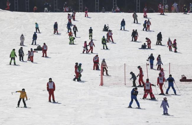300元滑雪服被凍哭的年輕人焊身上了 都市打工人新寵