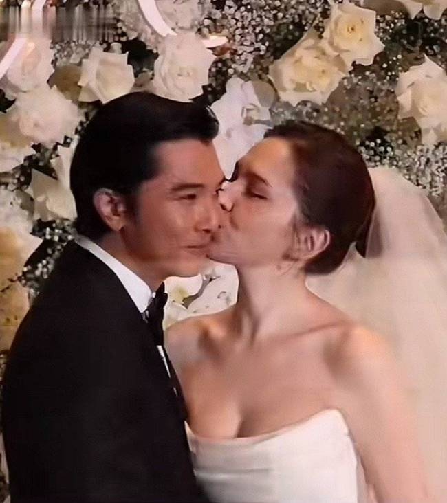 李靚蕾現(xiàn)身邱澤許瑋甯婚禮 意外成話題焦點