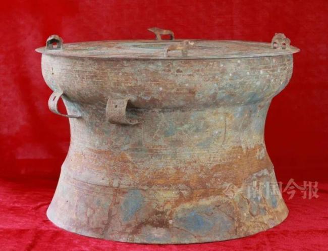 大叔挖蚯蚓挖出60斤千年“大宝贝” 千年铜鼓惊现世间