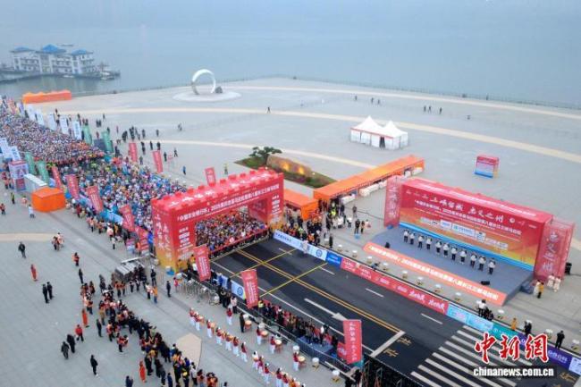 6000名选手畅跑长江三峡马拉松