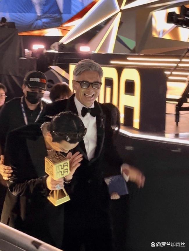 周润发时隔十年给权志龙颁奖 温情跨越时光