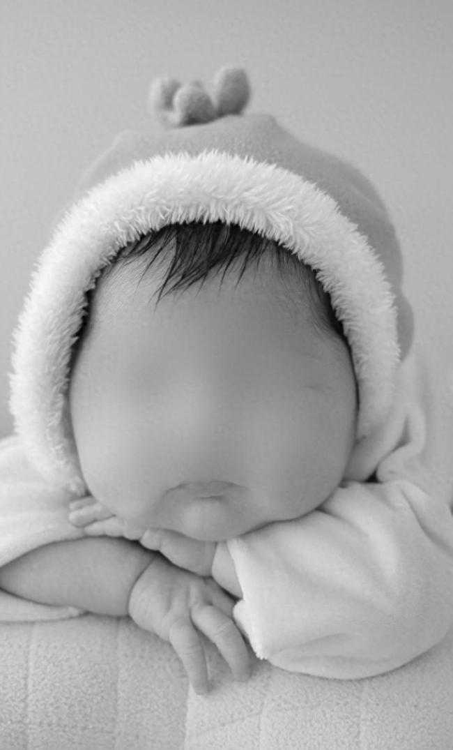 女婴疑被月嫂喂奶呛死 父母发声