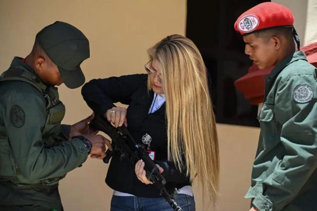 美媒:特朗普通话中要求马杜罗下台 委内瑞拉空域被宣布“完全关闭”