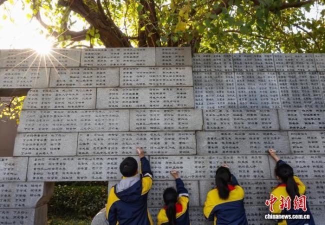 南京大屠杀死难者家庭祭告活动举行 缅怀逝者传承记忆