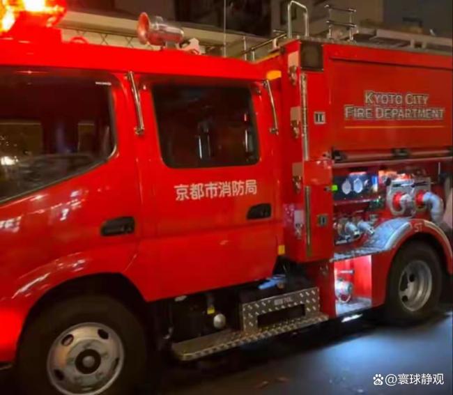 日本京都著名景点突发火灾 百年木造街区险遭吞噬