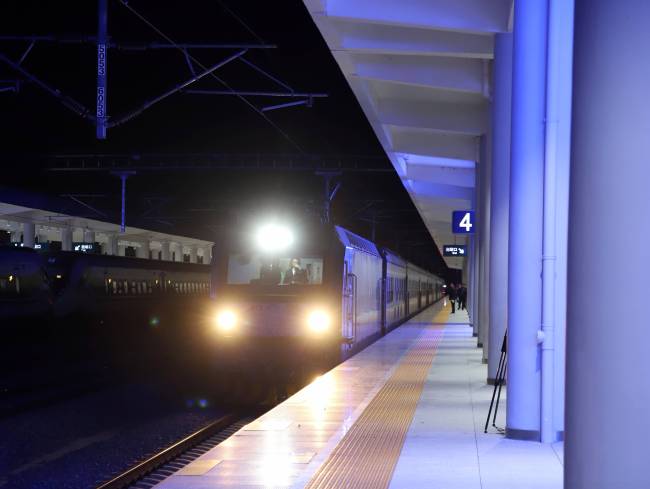 云南铁路开行首趟“滇超”球迷专列