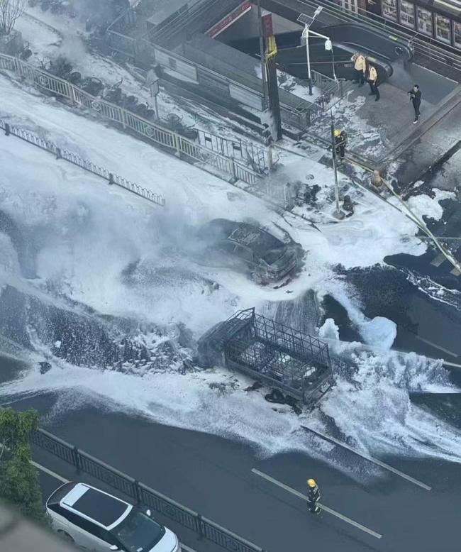 广州一货车起火引燃周边数米 火势蔓延一条街