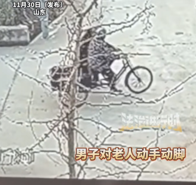 男子称77岁母亲遭陌生男拦车羞辱