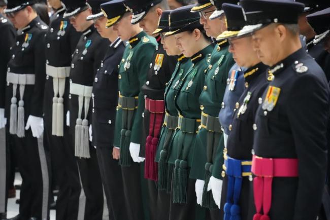 众多市民自发前往火灾附近悼念逝者 全城哀思凝聚