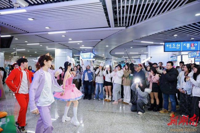 “疯狂动物城”空降长沙地铁 萌力全开引发市民互动热潮