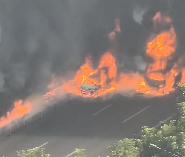 廣州街頭突發(fā)火情疑似車油泄漏 火勢延綿數十米