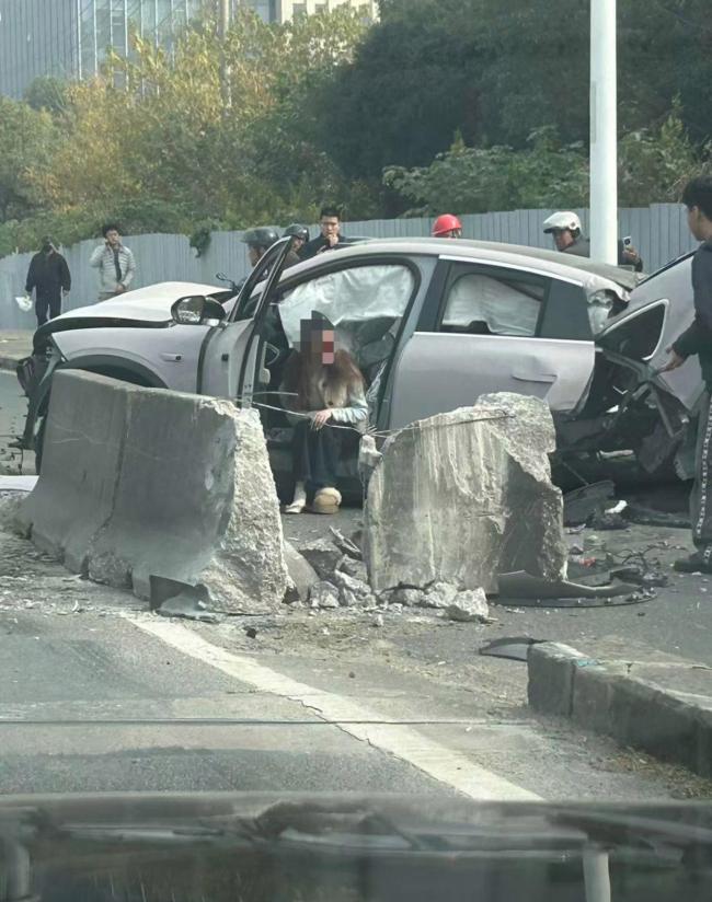 上海一新能源汽車撞石墩斷成兩截 駕駛員安全脫險引發(fā)熱議