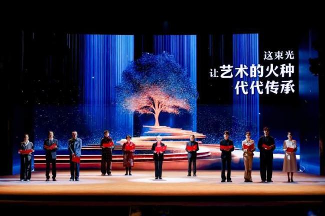 上戲80周年校慶眾多畢業(yè)生回校 共賀八十華誕