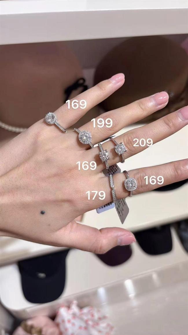 胖东来小方糖戒指热卖 百元“钻戒”受追捧