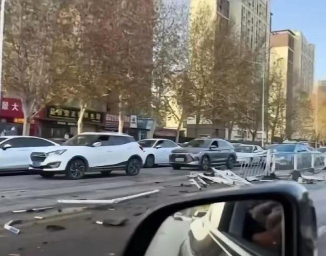 小米SU7撞坏上百米隔离带 10余车受损 事故频发引关注