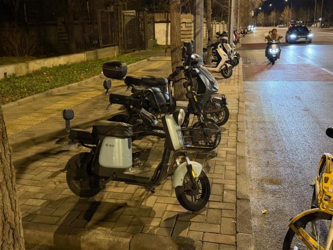 二手电动自行车交易暗藏多重风险 街头售卖点隐患多