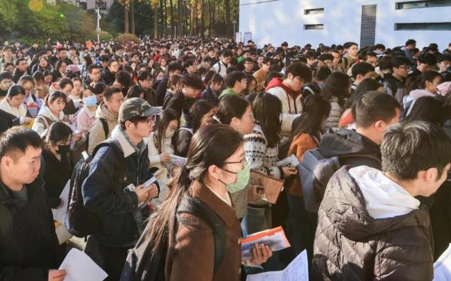 应届硕士偷偷参加国考 考编仍是就业首选