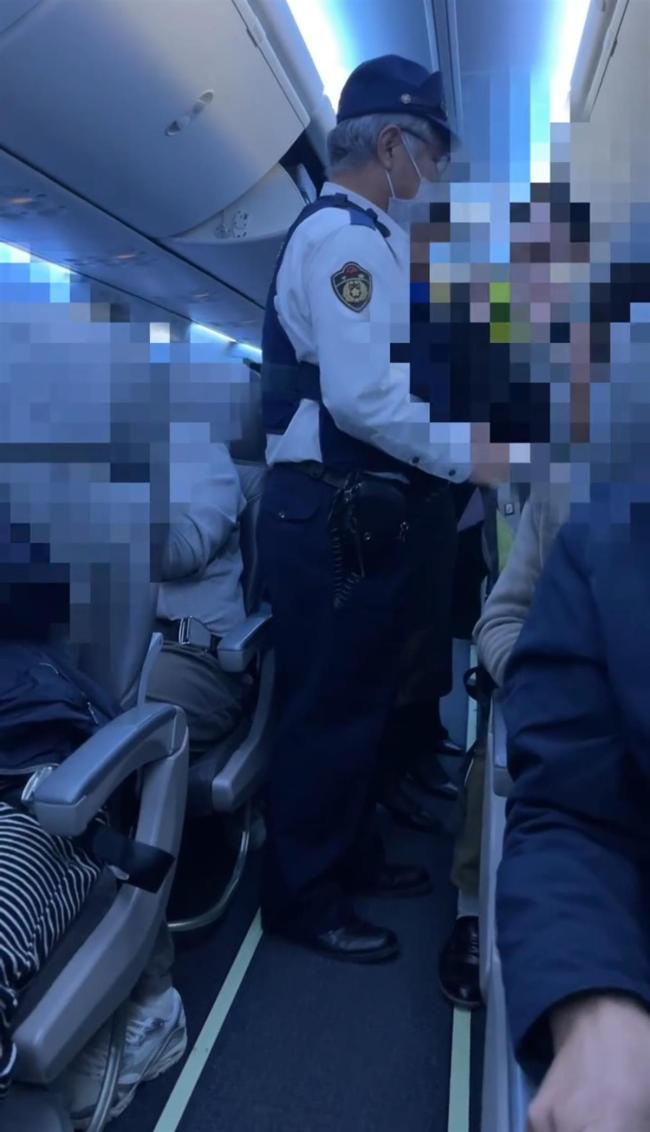 东京飞上海航班紧急返航 乘客争执导致