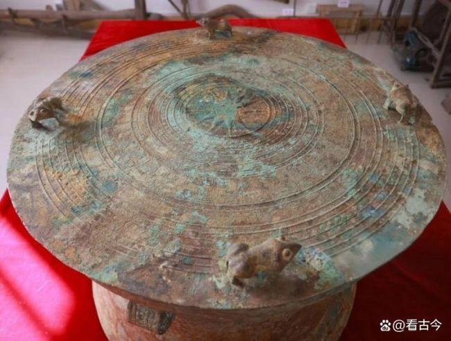 村民挖出千年銅鼓 竹林里的意外發(fā)現(xiàn)