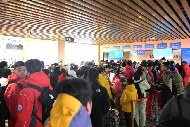 吉林新疆开启“雪假” 冰雪乐趣点燃冬日热情