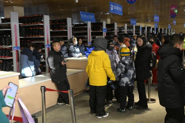 吉林新疆开启“雪假” 冰雪乐趣点燃冬日热情