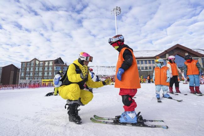 吉林新疆开启“雪假” 冰雪乐趣点燃冬日热情