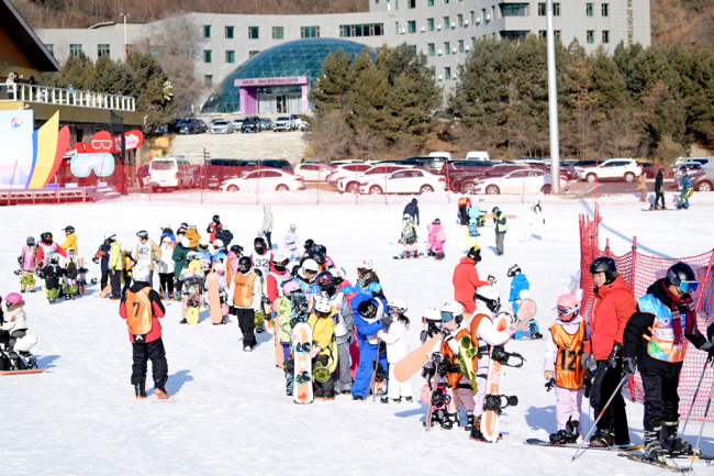 吉林新疆开启“雪假” 冰雪乐趣点燃冬日热情