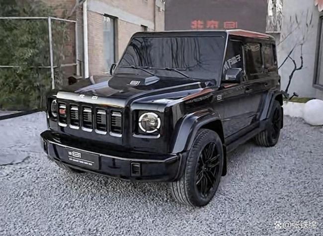 北京越野BJ81曝光，外观很方正硬朗，对开式后尾门 背挂胎