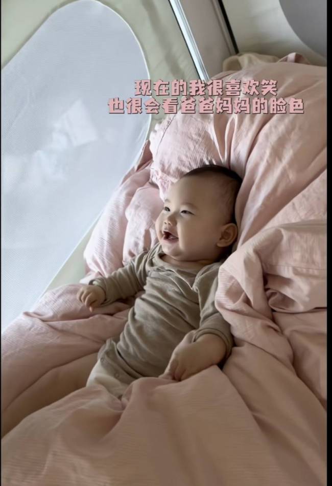张檬给7个月儿子刷牙 母爱满满
