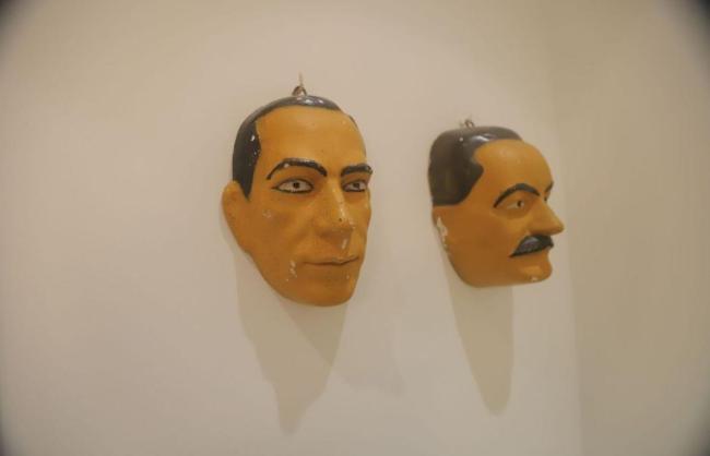 爱泼斯坦萝莉岛豪宅内挂诡异面具 豪宅内部首次曝光