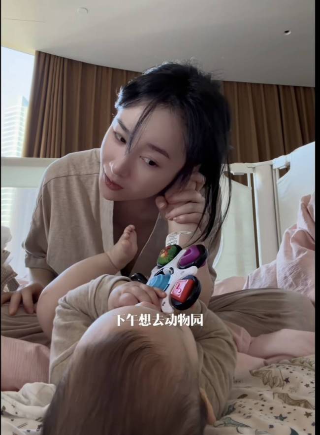 张檬给7个月儿子刷牙 母爱满满