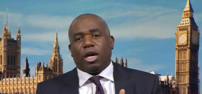 三周誤釋12名囚犯 英司法大臣：人為失誤難免