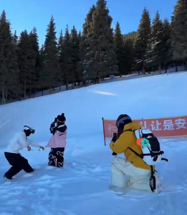 有人穿带吊牌衣服上街网友称可帮剪 超大吊牌引发争议