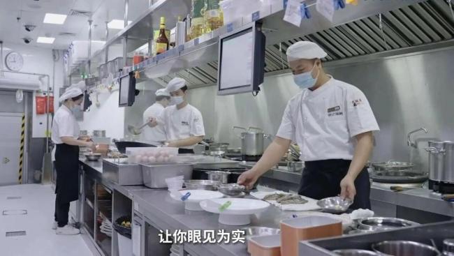 取完餐外賣員差點(diǎn)吐了 后廚衛(wèi)生亂象曝光