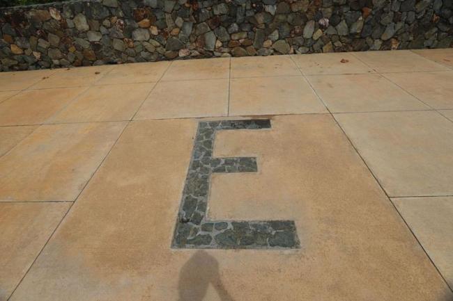 爱泼斯坦萝莉岛豪宅内挂诡异面具 豪宅内部首次曝光