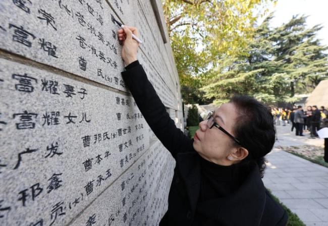 我今年已经96岁 不能等了:缅怀逝者寄托哀思