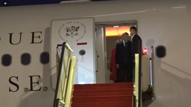 马克龙携夫人访华下机时牵手又挽手 绅士范儿十足