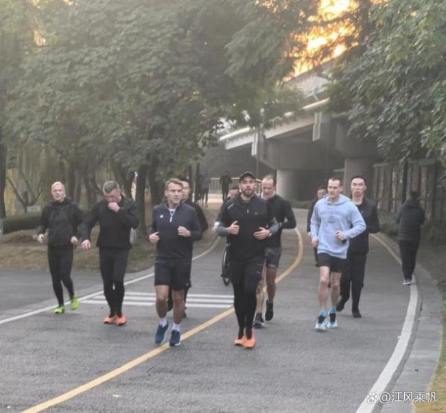 马克龙在成都晨跑 寒冬短裤晨跑震惊网友